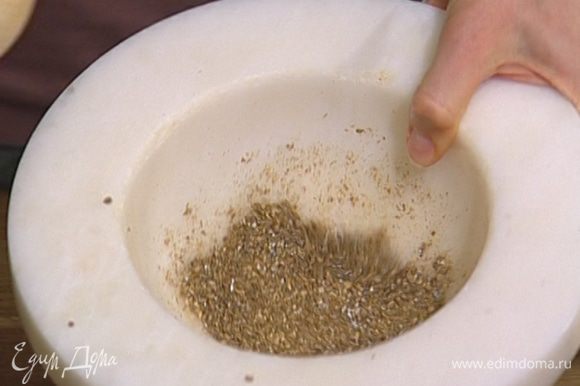 Семена кориандра прогреть на сковороде и растереть в ступке.