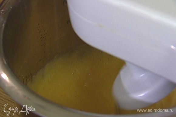 Яйцо соединить с 2 желтками, добавить оставшийся сахар, ванильный экстракт и все вместе взбить.