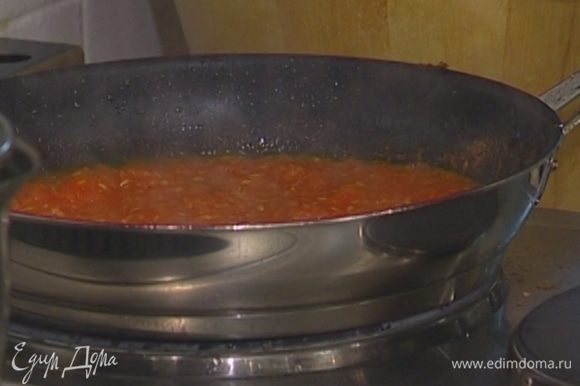 Помидоры выложить в сковороду, посолить, поперчить и прогревать на медленном огне около 10 минут, пока не получится довольно густой соус.