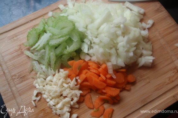 Нашинкуем остальные овощи: морковку, лук, чеснок и сельдерей.