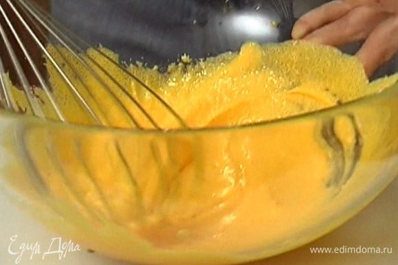 Приготовить крем: желтки взбить с сахаром, добавить кукурузную муку и перемешать все венчиком.