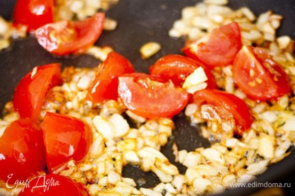 Добавить нарезанный перец чили, помидоры, всыпать сахар и, помешивая, прогревать на небольшом огне, пока не получится однородный соус.