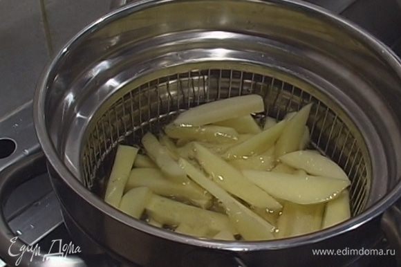 Разогреть во фритюрнице подсолнечное масло и жарить в нем картофель (можно это делать частями).