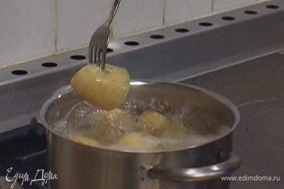Картофель вымыть и отварить в мундире.