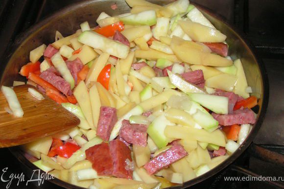 И картофель... Добавить немного соевого соуса, соль, перец, приправы и жарить, помешивая, минут 5