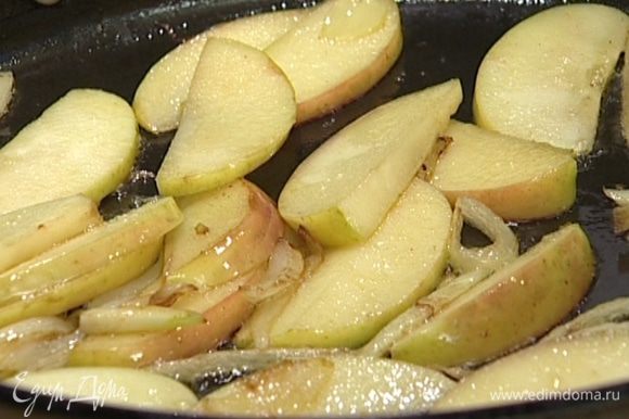 Разогреть в сковороде сливочное масло и обжарить лук, затем добавить яблоки и продолжать прогревать.