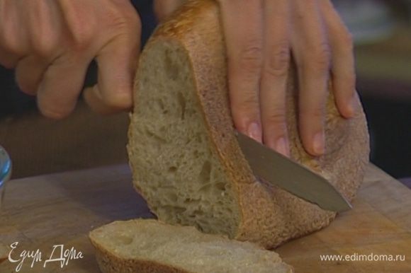Хлеб нарезать и подсушить в духовке или тостере.