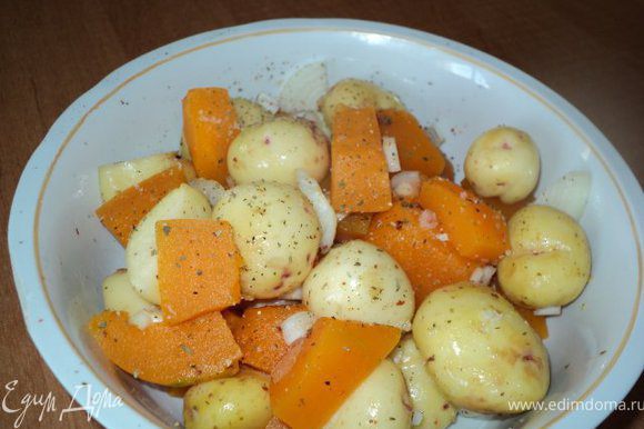Картофель очистить, тыкву порезать кусочками, лук - полукольцами ( овощи можно брать любые по вкусу ). Овощи посолить, посыпать специями для картофеля, смешать.