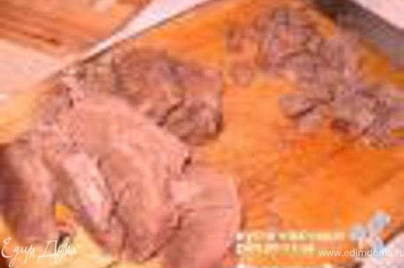 Положить говядину в кастрюлю, залить холодной водой и сварить бульон.Затем мясо вынуть и нарезать порционными кусочками.