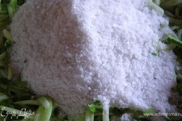 добавляем соль и перемешиваем(соотношение огурцов и соли такое: на 1,5л тертых огурцов кладем 90г соли)