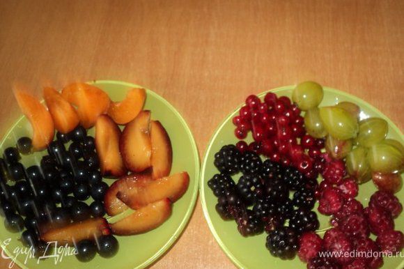 Ягоды и фрукты помыть, просушить, фрукты порезать ломтиками.
