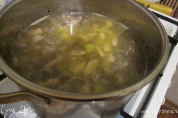 Всыпаем в кастрюлю муку и заливаем одним литров горячей воды. Доводим суп до кипения и варим 30 минут под крышкой.
