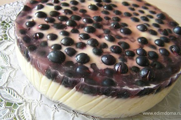 Торт вынуть из формы на подготовленное блюдо. По желанию бока торта можно украсить взбитыми сливками.
