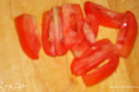 Сразу же помидоры порезать дольками и добавить к мясу с луком. Перемешать добавить соль и перец, потушить минут 20. Так как мясо нарезано соломкой, оно готовиться очень быстро в течении часа ваджа уже будет готова.