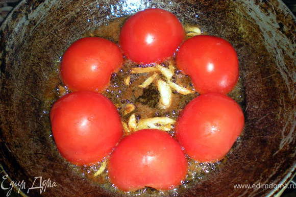 Половинки помидор выкладываем срезами вниз на всё дно сковороды.Обжарить пару минут.