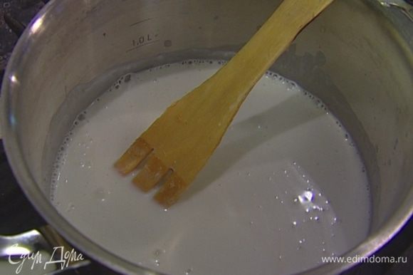 Влить в кастрюлю кокосовое молоко, 300 мл горячей воды, добавить сахар, соль, всыпать рис.