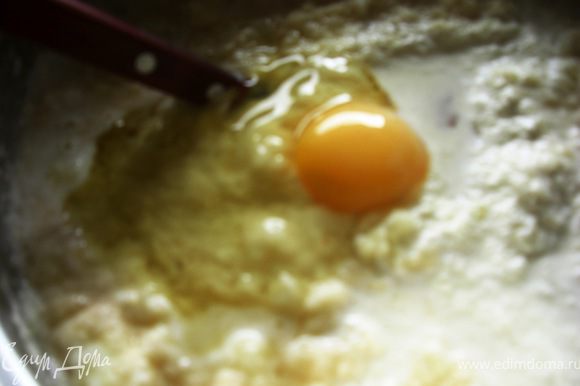 Тертый картофель смешайте с яйцом, специями, влейте горячие сливки и хорошо перемешайте.