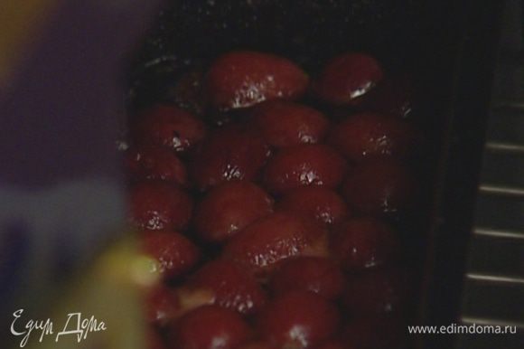Добавить в форму ягоды винограда, полить ореховым маслом, соевым соусом и наршарабом, запекать еще 20 минут.