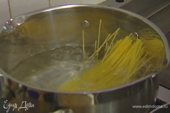 Спагетти отварить в подсоленной и подмасленной воде, затем воду слить.