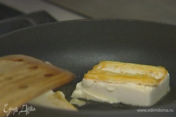 В отдельной сковороде разогреть 1 ст. ложку орехового масла и обжаривать тофу до появления золотистой корочки.