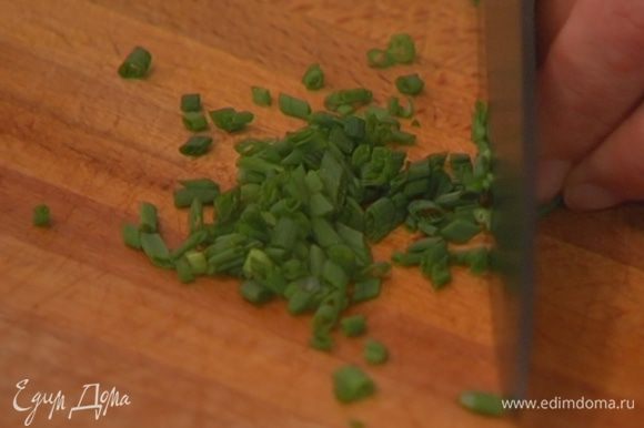 Зеленый лук порезать тонко наискосок и посыпать салат.