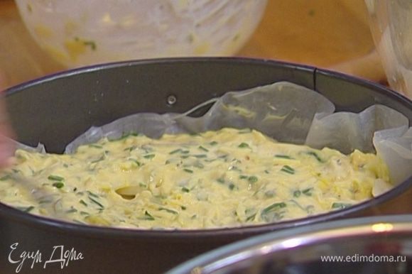 Сверху выложить сырную начинку, присыпать сухарями, паприкой, а затем слоями распределить оставшийся картофель.