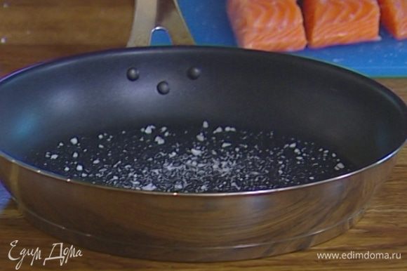 Дно сковороды, которую можно ставить в духовку, присыпать солью и свежемолотым черным перцем, сбрызнуть оливковым маслом и разогреть.