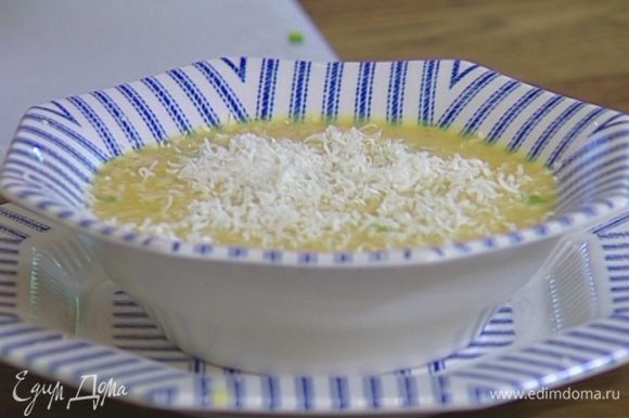 Присыпать суп тертым сыром и подавать с поджаренными тостами.