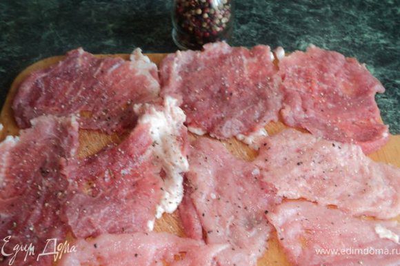 Свинину нарезать на небольшие отбивные толщиной не более 7-8мм, хорошо отбить, посолить, посыпать перцем.