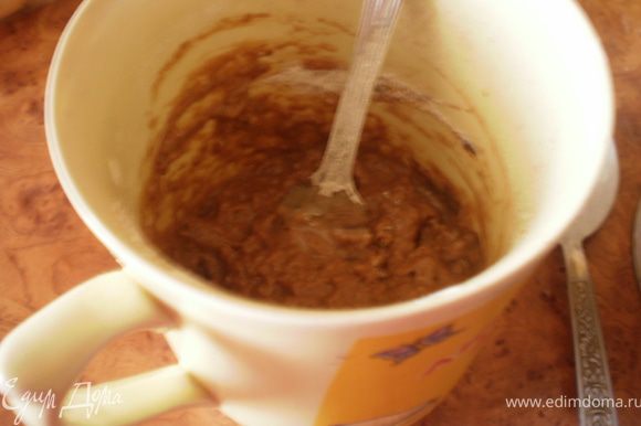 Молоко с сахаром доводим до кипения. В чашке тщательно размешиваем яйцо, муку и какао, можно добавить немножко молочка, чтобы легко ввести массу в молоко.