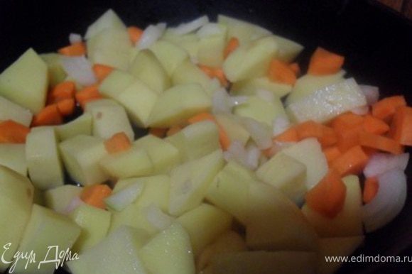 Картофель порезать крупным кубиком, морковь мелким кубиком, лук измельчить.Обжарить овощи на растит.масле около 5 минут, периодически помешивая.