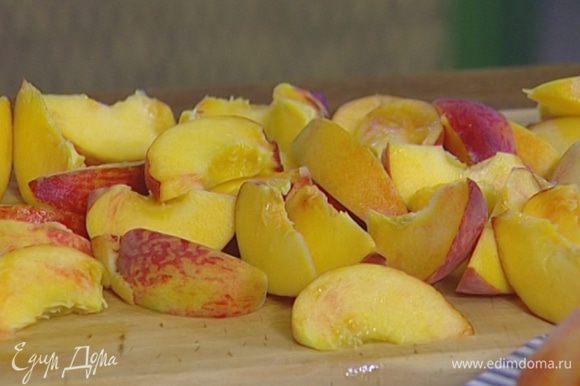 Каждый персик разрезать на 8 частей, удалить косточки и сбрызнуть лимонным соком.