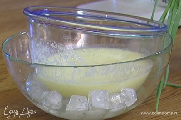 Большую посуду наполнить льдом и поставить в нее кастрюлю с сорбе. Когда сорбе остынет, переложить его в пластиковый контейнер и отправить в морозилку.