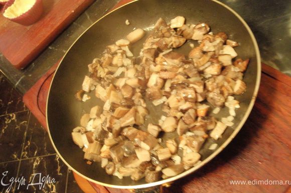 Когда выпариться лишняя влага, добавим масла и лук. Обжарим грибочки до золотистости. Посолим ещё немного и поперчим.