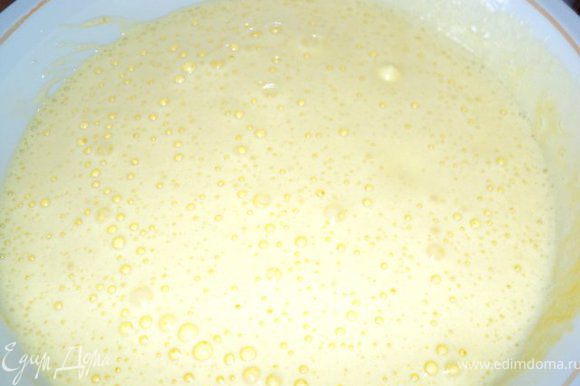 Яйца взбить с сахаром 2-3 мин, добавить муку, крахмал, разрыхлитель, цедру лимона, растительное масло и взбить еще 2-3мин.