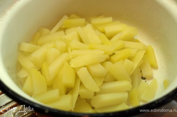 Картофель почистить, порезать ломтиками, как для фри, отварить до "почти готовности". Слить. Закинуть в бульон.