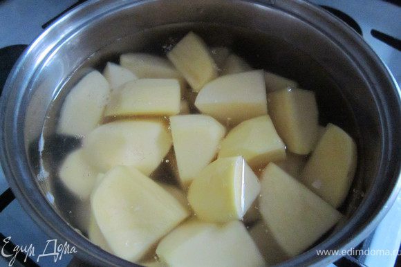 Картофель порезать достаточно крупно и отварить до полу-готовности 10 минут. Воду слить (на этом отваре можно приготовить суп)
