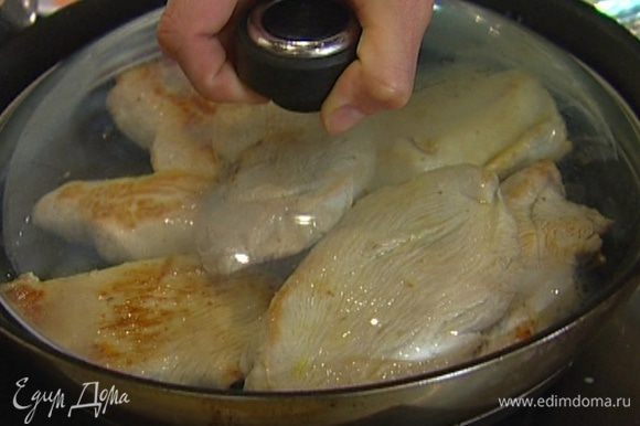 Разогреть в сковороде 1-2 ст. ложки оливкового масла и обжарить отбивные с обеих сторон до готовности. Оставить в горячей сковороде, накрыв фольгой.