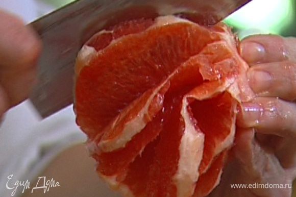 Цедру одного грейпфрута натереть на мелкой терке, мякоть порезать на кусочки, удалив пленки.