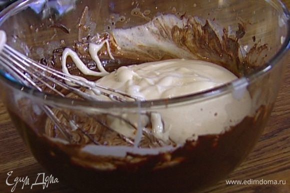 Взбить 3 белка и оставшиеся 50 г мелкого сахара в крепкую пену и ввести в шоколадную массу.