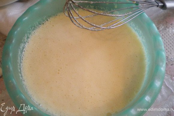 Соединить манку, 1 стакан сахара, яйца, кефир и соду. Замесить тесто и оставить на 30 минут.