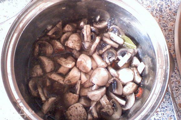 Погрузить в маринад грибы на 1-2 минуты.