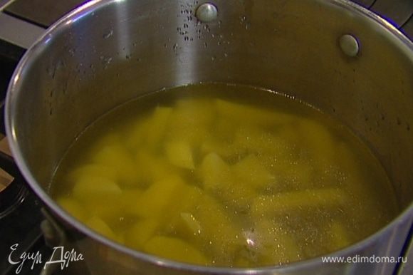 Картофель почистить, нарезать кубиками, выложить в бульон и варить до готовности.