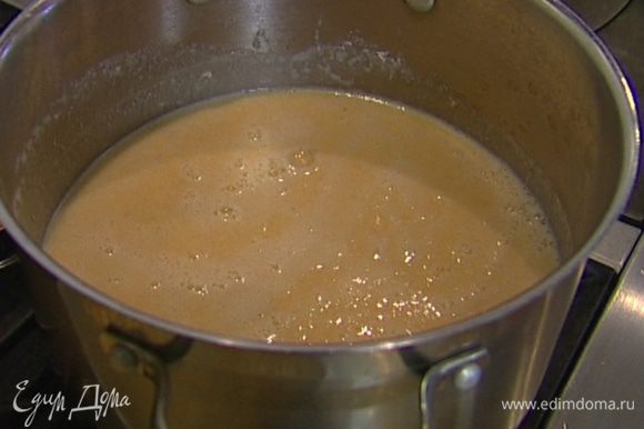 Взбивать суп в блендере до получения гладкой, шелковистой консистенции.