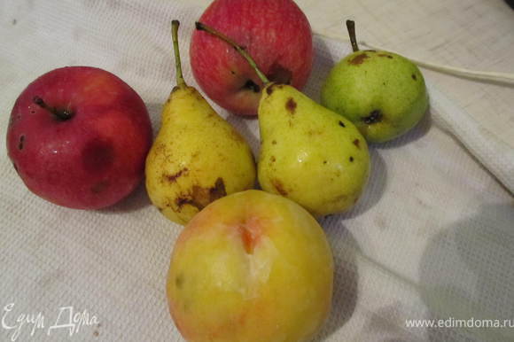 Яблоки, груши, персик порезать на крупные кусочки.