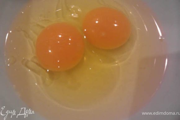 Яйца и масло 30 мл (1 1/2 ст.л.) взбить отдельно. Аккуратно ввести в наше "тесто". Затем добавить сыр Фета. Очень нежно перемешать.