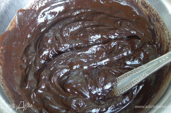 Шоколад со сливками растопить на водяной бане.