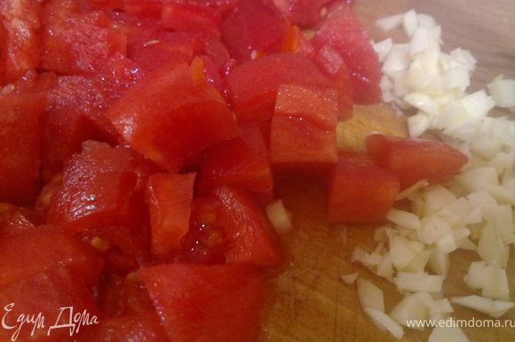 помидоры обдать кипятком, потом сразу холодной водой и очистить от кожуры. нарезать кубиками. чеснок тоже измельчить...