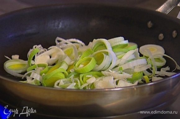 Разогреть в большой сковороде 1 ст. ложку оливкового и 1 ч. ложку сливочного масла и обжарить лук и чеснок до золотистого цвета.