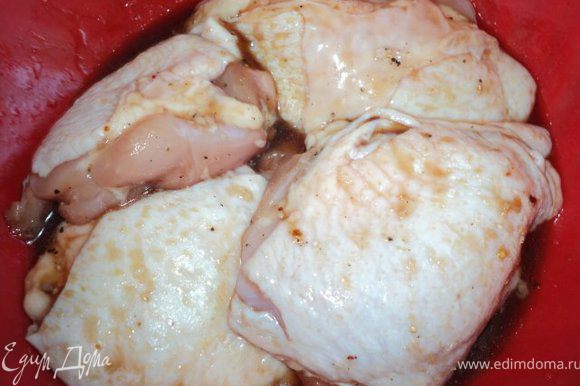 Куриные бедрышки посолить, поперчить, замариновать в смеси соевого соуса, меда и специй для курицы. Мариновать минимум 30 мин, можно больше.